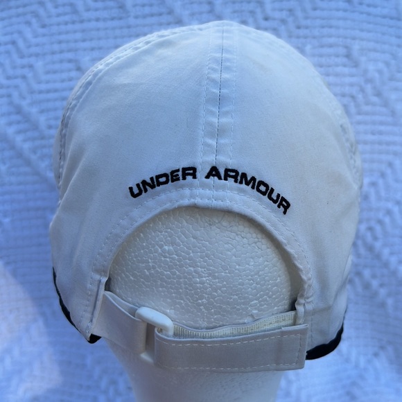 Under armor white and black adjustable hat - Picture 4 of 8